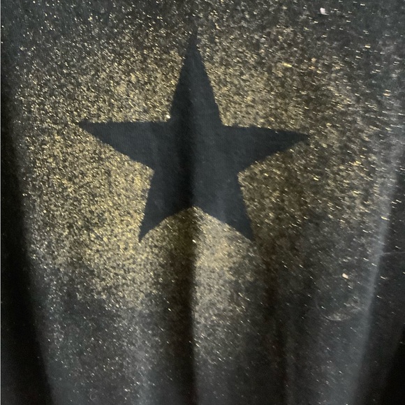 New with tags Avenue 26/28 Black top with Star and Gold dust design soft unique - Picture 2 of 7